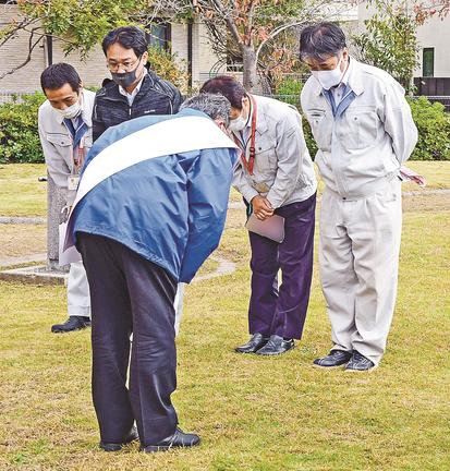 支持者に頭を下げてあいさつする候補＝出雲市内