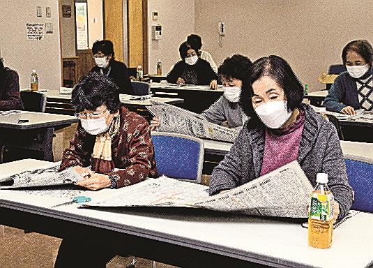 「朝１０分で世の中をつかむ新聞の読み方」を試す参加者＝松江市大庭町、大庭公民館