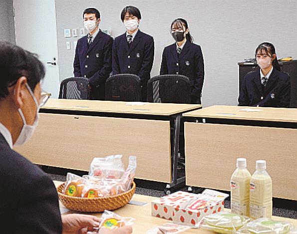 開発した洋菓子を田中武夫市長(手前)に説明する生徒たち=安来市安来町、市役所