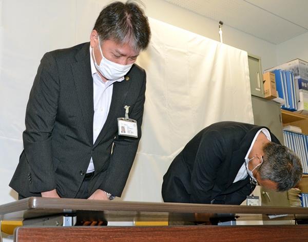 謝罪する坂本宏仁局長（左）＝鳥取市幸町、市役所