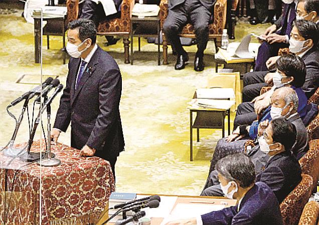 衆院予算委で答弁する山際経済再生相。右手前から２人目は岸田首相＝１８日午前