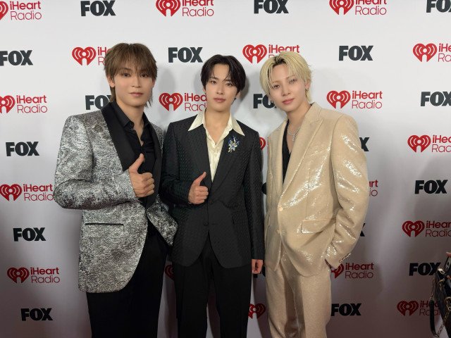 『iHeartRadio Music Awards 2026』授賞式に登壇したJO1(左から)與那城奨、河野純喜、川尻蓮(C)LAPONE ENTERTAINMENT