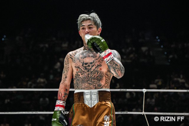 久保優太に対戦要求した平本蓮 (C)RIZIN FF