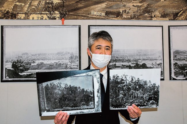 米子城天守の写真の複写品など展示品を紹介する佐伯純也調整官＝米子市中町、山陰歴史館