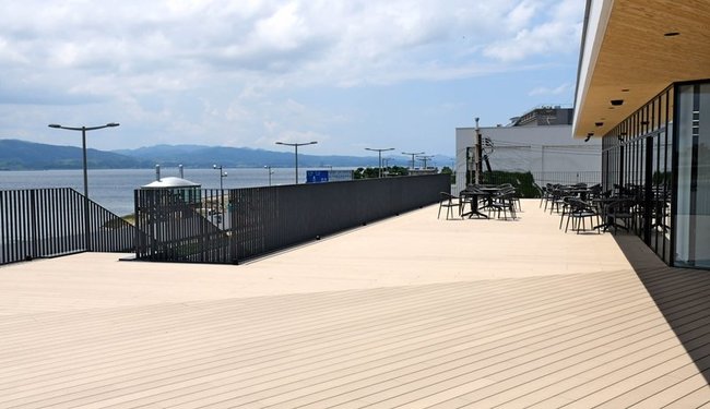 松江市がイベント利用を計画する市役所のテラス＝同市末次町