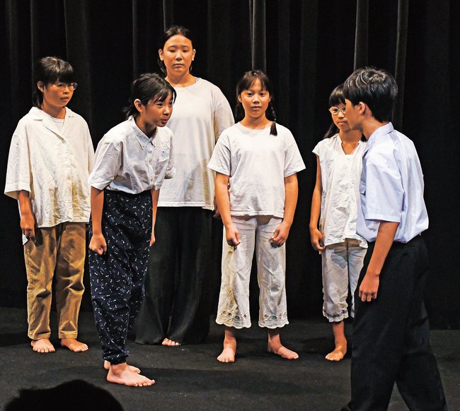 脚本から作った劇を演じる参加者＝松江市八雲町平原、しいの実シアター