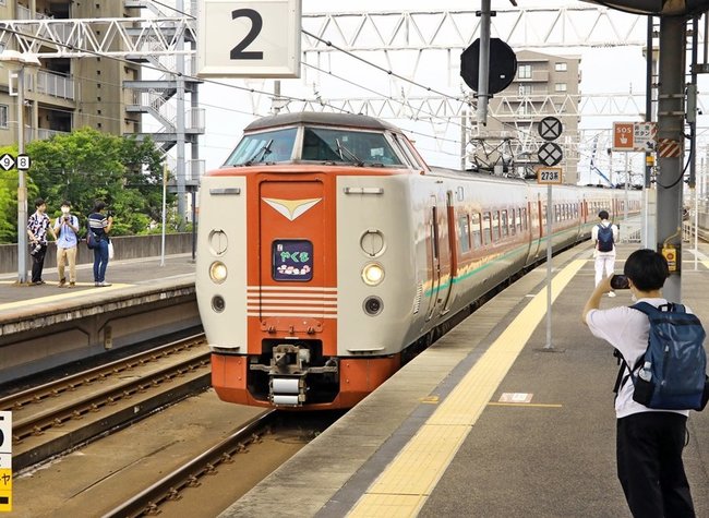 ＪＲ出雲市駅に入線する３８１系の特急やくも。ホームでは鉄道ファンが出迎えた＝出雲市駅北町