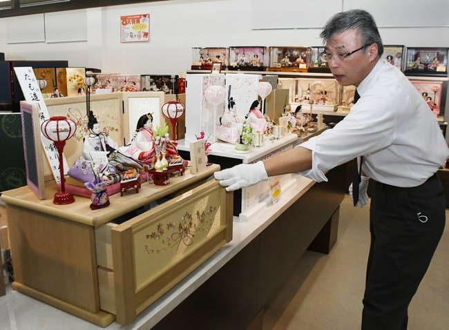 収納に特化した木目調の飾り台と淡い色合いの人形が特徴的なひな飾り＝松江市上乃木３丁目、人形のはなふさ松江店