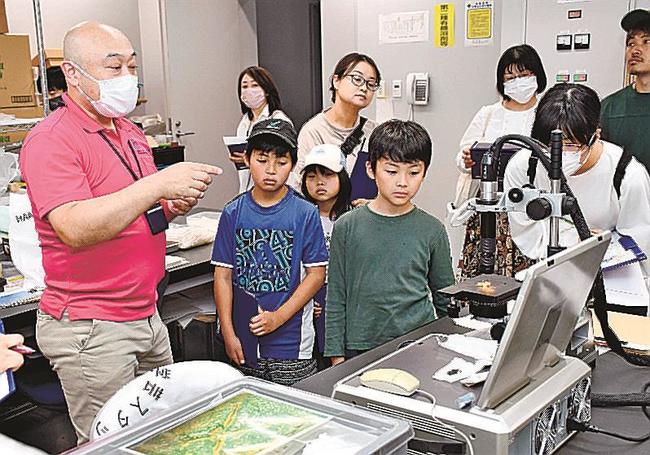 調査や分析に使う機材を説明する沢田正明専門学芸員（左）＝出雲市大社町杵築東、島根県立古代出雲歴史博物館