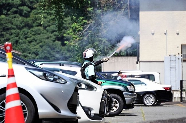 クマを追い払うための花火を鳴らす島根県職員＝島根県川本町川本、県川本合同庁舎