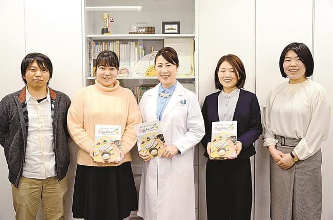 レシピ本の制作に携わった今中美栄教授（中央）＝出雲市西林木町、島根県立大学出雲キャンパス