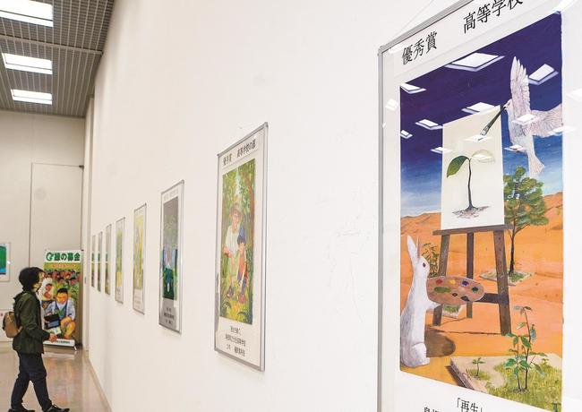 自然をテーマにした作品を眺める来館者＝松江市袖師町、県立美術館
