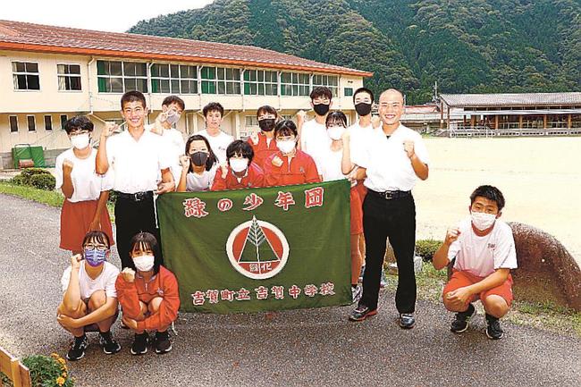 「みどりの奨励賞」を受賞した吉賀中緑の少年団＝島根県吉賀町七日市、吉賀中学校