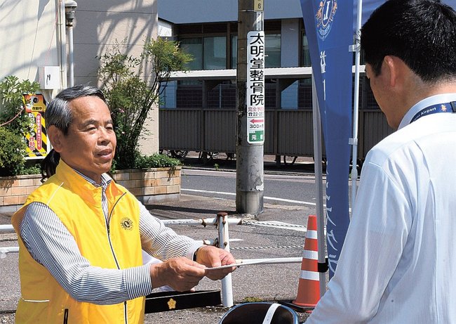 防犯カメラの目録を手渡す大野利昭会長（左）＝益田市元町