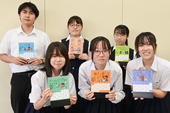 カレンダーを手に持つ松江南高校の生徒＝松江市八雲台１丁目、同校