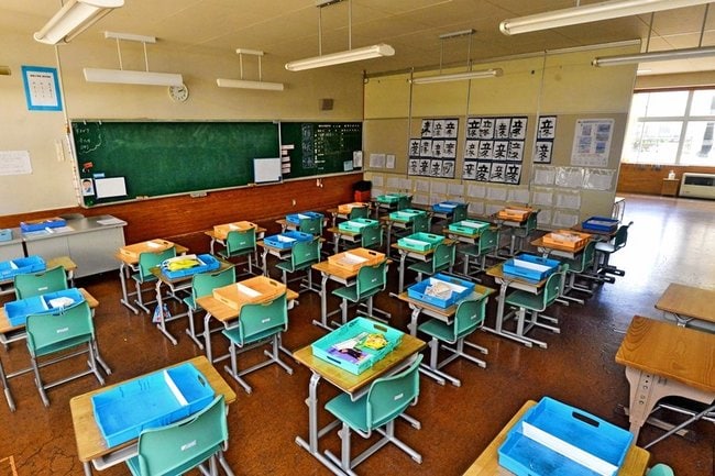 小学校の教室。児童によっては安心できる場所ではない