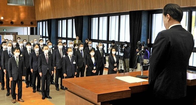島根県の丸山達也知事（右）の訓示を聞く幹部職員＝松江市殿町、島根県庁