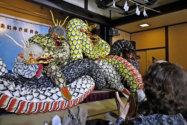 「大蛇」を披露する匹見神楽社中＝益田市匹見町匹見、匹見峡温泉やすらぎの湯