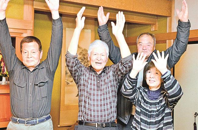 当選を喜ぶ並河孝成氏（左から２人目）と支援者たち＝島根県知夫村、自宅