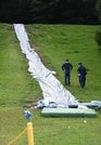 事故現場のウォータースライダーの見分をする捜査関係者＝２４日午後５時４２分、島根県邑南町市木、瑞穂ハイランド