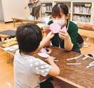 学生（右）にサポートしてもらい、シールを貼る参加者＝松江市浜乃木７丁目、島根県立大