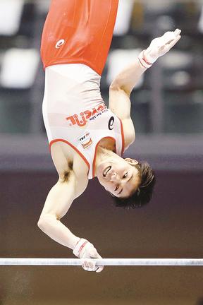 男子鉄棒決勝　内村航平の演技＝高崎アリーナ