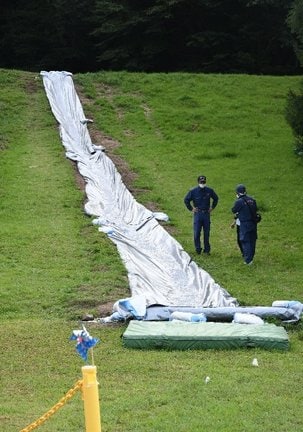 事故現場のウォータースライダーの見分をする捜査関係者＝２４日午後５時４２分、島根県邑南町市木、瑞穂ハイランド