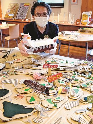 作品を手に「鳥取砂丘と自然の生き物に興味を持ってほしい」と話す和田安史さん＝鳥取市福部町湯山、鳥取砂丘ビジターセンター