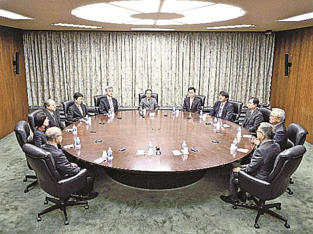 金融政策決定会合に臨む日銀の植田総裁（中央）ら＝２８日午前、日銀本店（代表撮影）