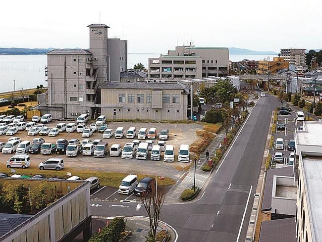 未舗装の駐車場が点在する松江しんじ湖温泉街＝松江市千鳥町
