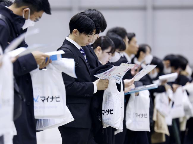 マイナビが開催した合同会社説明会に臨む大学生・大学院生ら＝３月１日、横浜
市