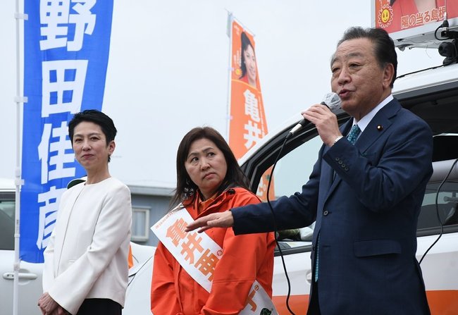 衆院島根１区補選で亀井亜紀子候補（中央）の応援演説をする野田佳彦元首相（右）。左は蓮舫氏＝４月２０日、松江市学園２丁目