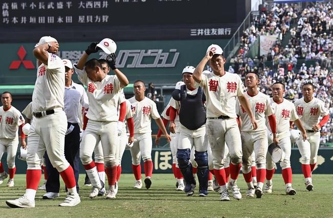 昨年の夏の甲子園に５大会連続２６回目の出場を果たした智弁和歌山ナイン。初戦で国学院栃木に敗れた＝２０２２年８月１３日、甲子園
