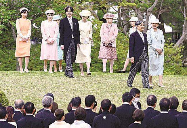 春の園遊会に臨まれる天皇、皇后両陛下、秋篠宮ご夫妻、愛子さま、佳子さまら皇族方＝４月２３日、東京・元赤坂の赤坂御苑