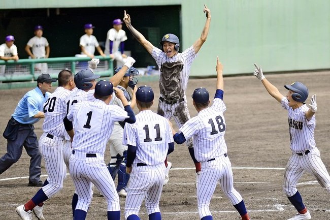 甲子園出場を決め、喜びを爆発させる鳥取城北の選手たち＝ヤマタスポーツパーク野球場