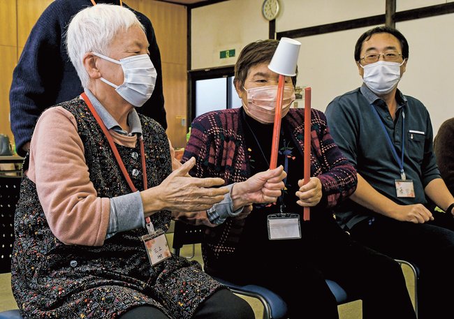 紙コップを使ったじゃんけんリレーに取り組む参加者＝島根県邑南町阿須那、阿須那公民館