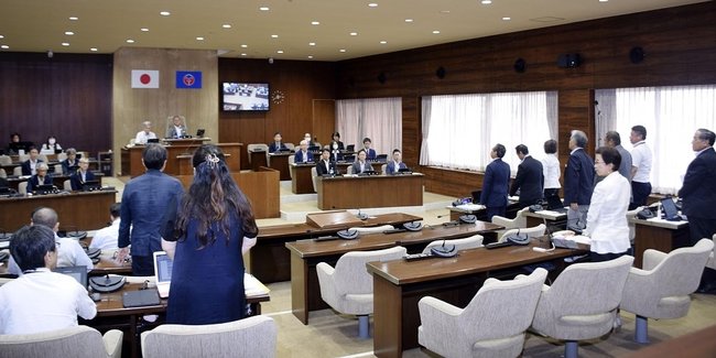 スマートフォンやゲーム機などの使用を1日2時間以内を目安とするよう住民に促す条例を本会議で採決する愛知県豊明市議会。賛成多数により可決、成立した=22日