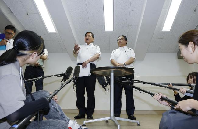 広陵の出場辞退を受け、取材に応じる日本高野連の宝馨会長（左）＝１０日、兵庫県西宮市