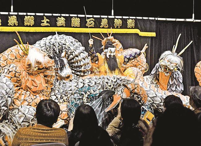 コロナ禍前の２０１９年に公演する石見神楽東京社中＝東京都内