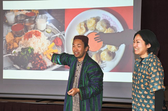 世界各国の料理を紹介する中村諒さん（左）と翼さん＝島根県邑南町高見、高原公民館