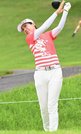 ６番でティーショットを放つ李知姫＝１日、大山平原ゴルフクラブ