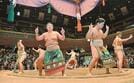 踊りを披露する五箇少年相撲倶楽部のメンバー