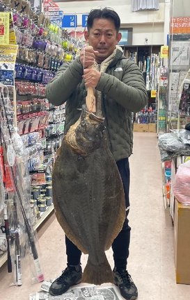 １００センチのヒラメを釣った梵大英さん＝大田市大田町、林釣具店（本人提供）