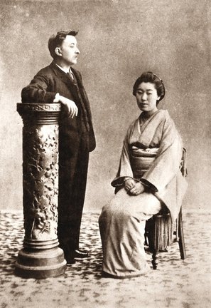「ばけばけ」のモデルとなった小泉セツ（右）と夫の八雲（小泉八雲記念館提供）