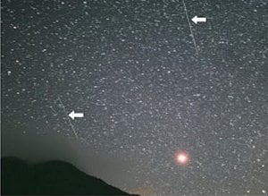 ペルセウス座流星群の流星（矢印）＝２０１８年８月１３日、大田市の三瓶自然館サヒメルで撮影（さつえい）