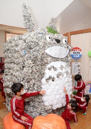 新聞紙で作られた身長の倍近くあるトトロを触って楽しむ子どもたち=浜田市金城町下来原、さんあいホーム