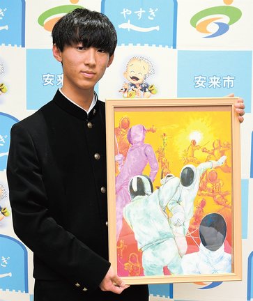 最優秀に選ばれた作品を手にする小林耕太郎さん＝安来市安来町、市役所安来庁舎