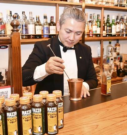 九州産ショウガを使用したジンジャーシロップでカクテルを作るバー「マッツォ」の松尾浩道さん＝９日、福岡市
