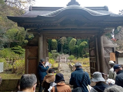 初代直政の墓の前で
