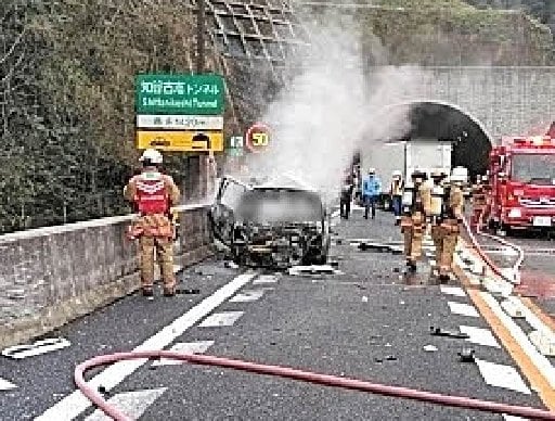 事故で炎上した軽自動車＝出雲市所原町（島根県警提供）